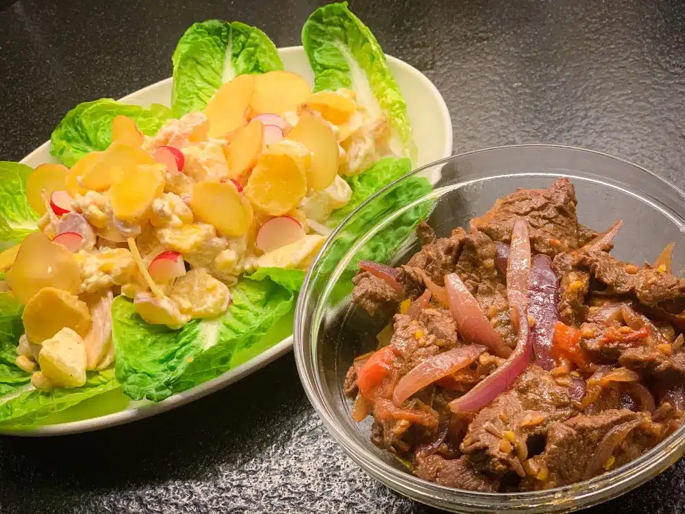 Lomo saltada met mashua-aardappelsalade