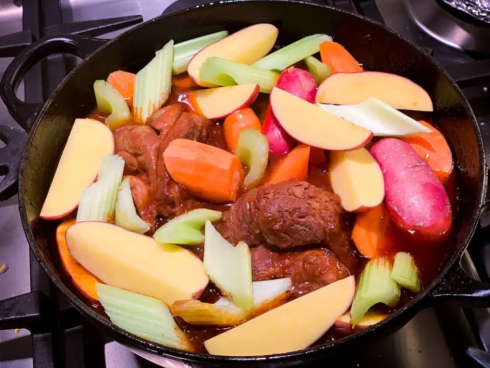 Potjiekos in lagen opbouwen