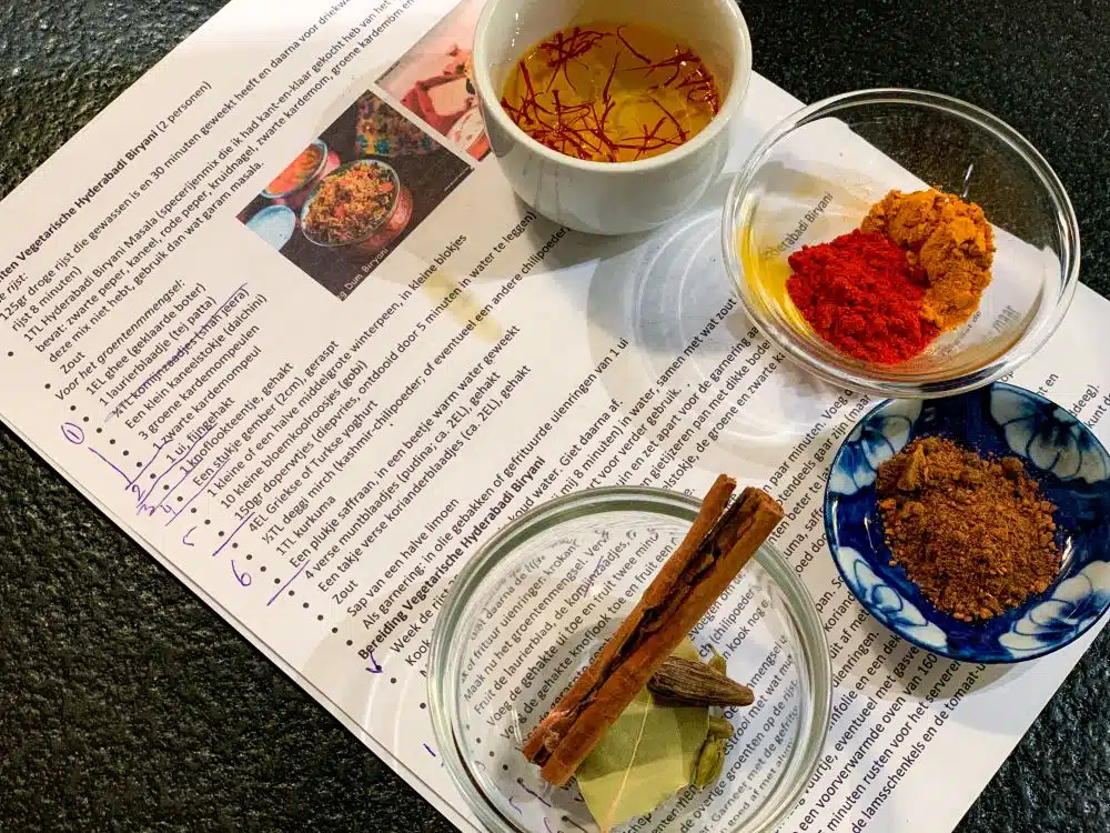 Specerijen voor vegetarische Hyderabadi Biryani