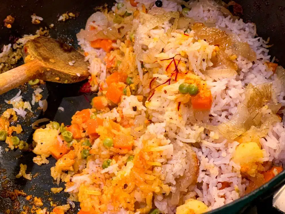 Vegetarische Hyderabadi Biryani met gekarameliseerde uien en saffraan