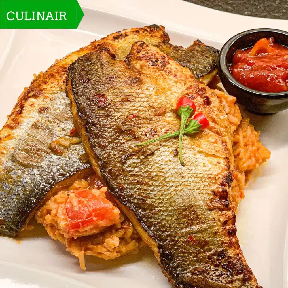 Ikan bakar met nasi tomato en tomatensambal