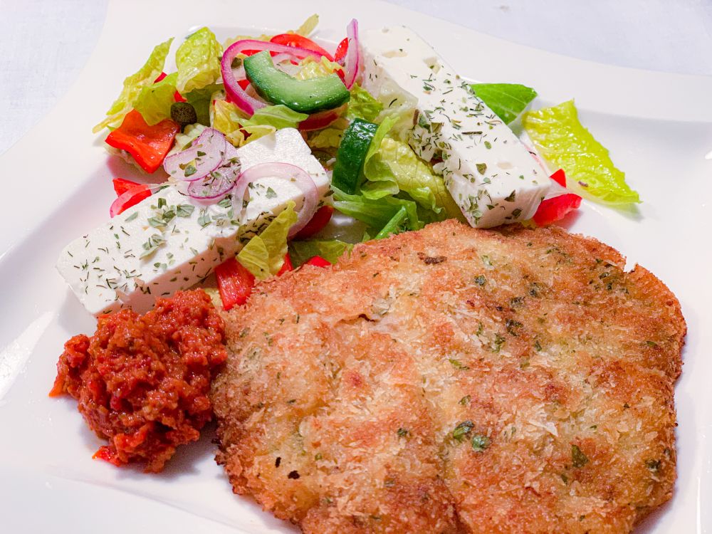 Lamsschnitzel met Griekse salade
