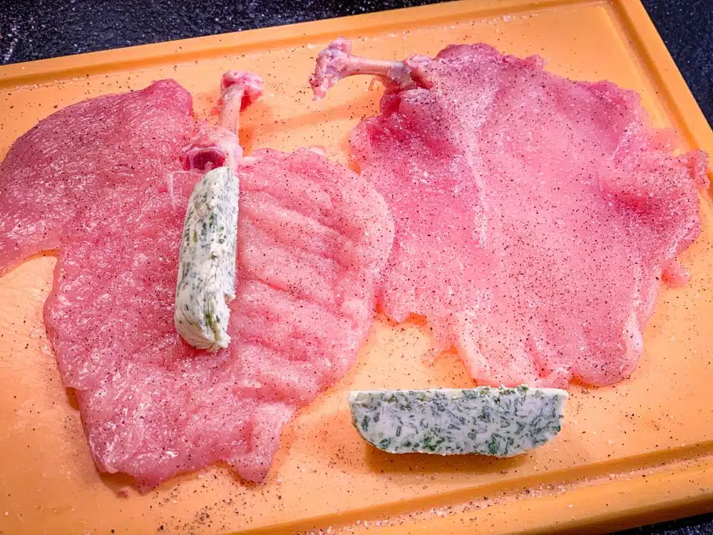 Bevroren kruidenboter in kipfilet rollen