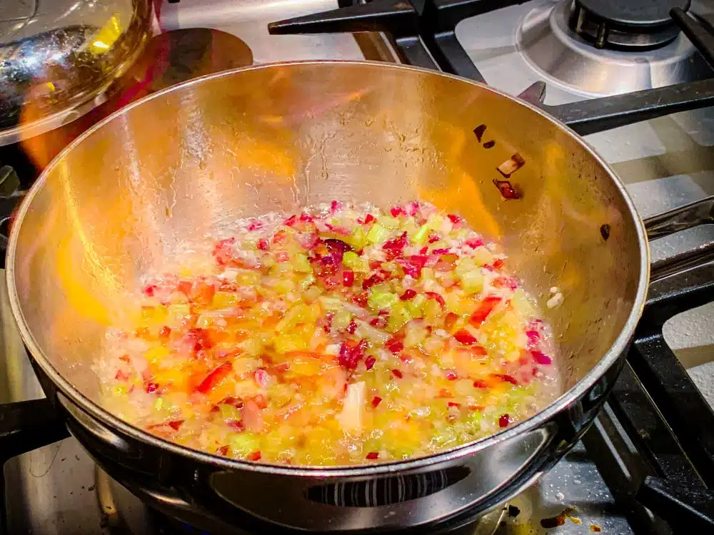 Bloody Mary-saus flamberen met wodka Bloody Mary-saus flamberen met wodka