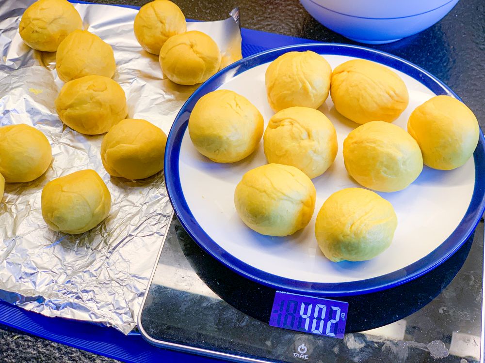 Deegballetjes van 50 gram voor salteñas afwegen