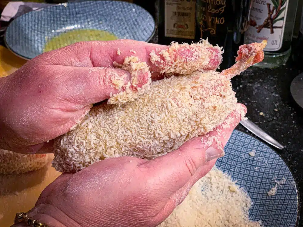 Kipfilet met ei en paneermeel goed aandrukken Kipfilet met ei en paneermeel goed aandrukken
