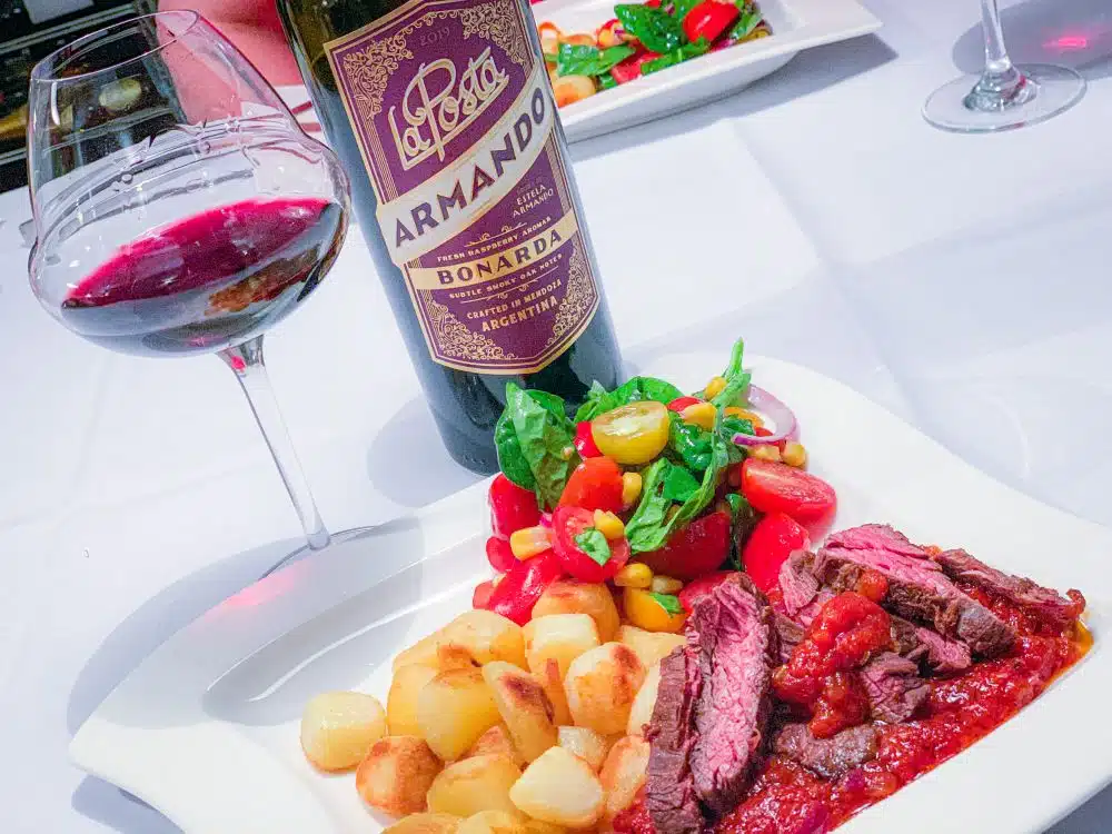 La Posta Armando bonarda bij bavette met Bloody Mary-saus