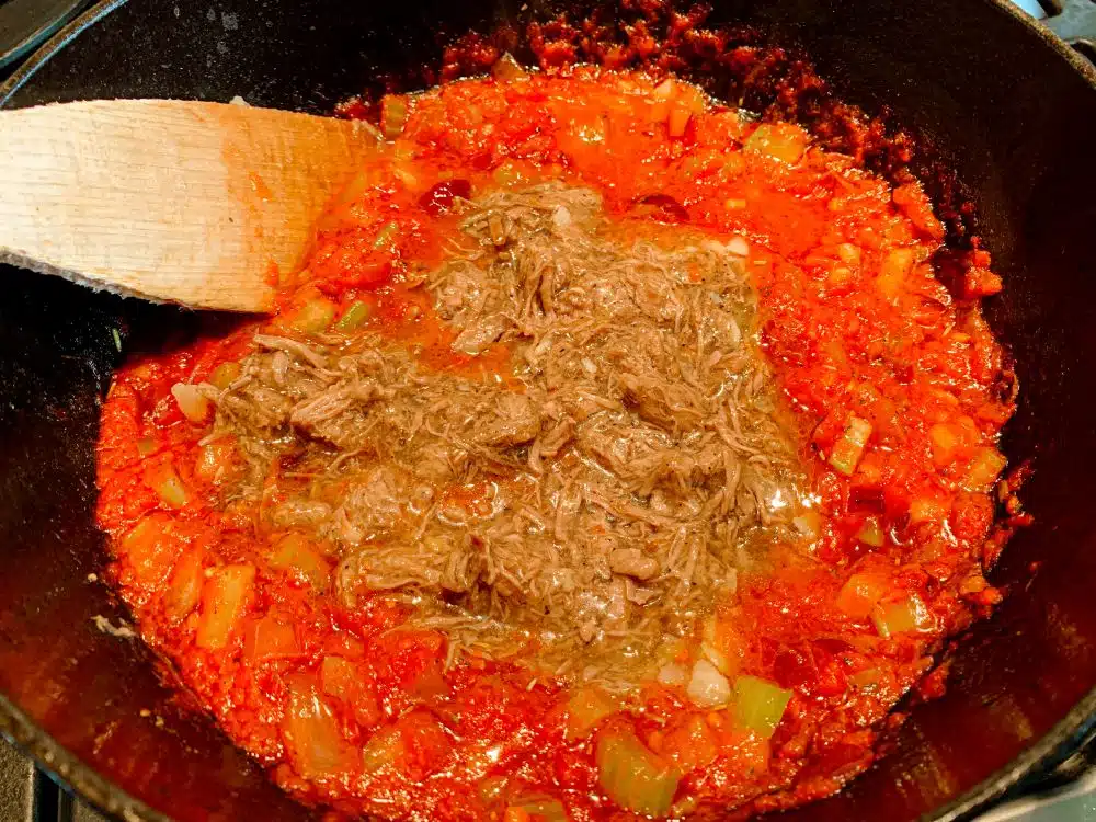 Pastasaus met leftover draadjesvlees
