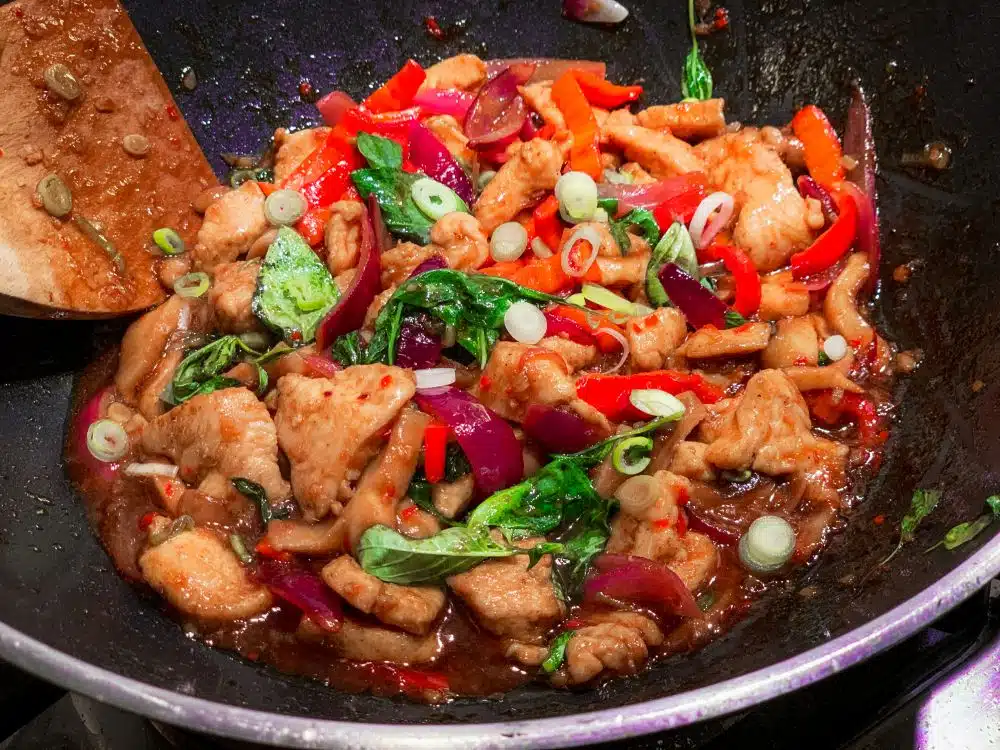 Roergebakken kip met Thaise basilicum