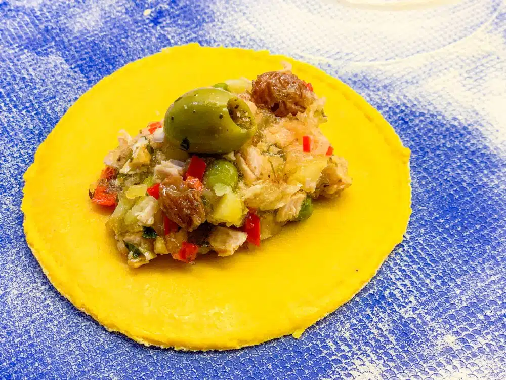 Salteñas de pollo met een olijf