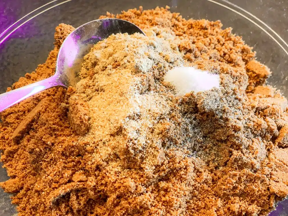Specerijen en gemalen pinda's voor kuli-kuli