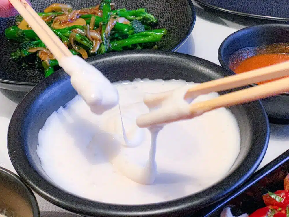 Ambuyat eten