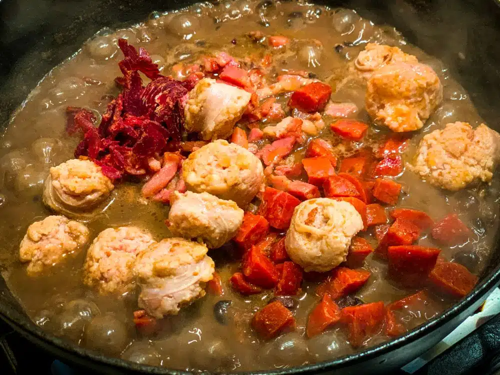 Feijoada – met diverse soorten varkensvlees en worsten Feijoada - met diverse soorten varkensvlees en worsten