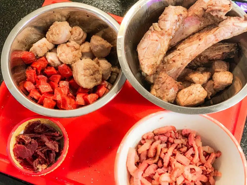Feijoada – stoofpot met diverse soorten varkensvlees en worsten