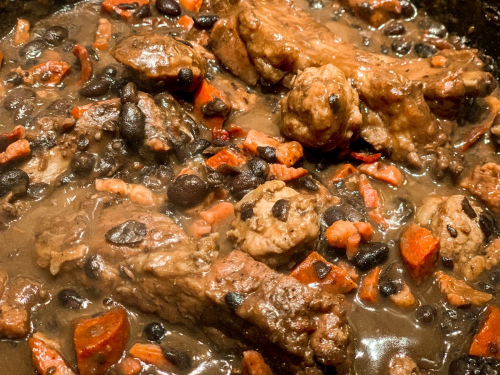 Feijoada - stoofpot van zwarte bonen vlees en worst