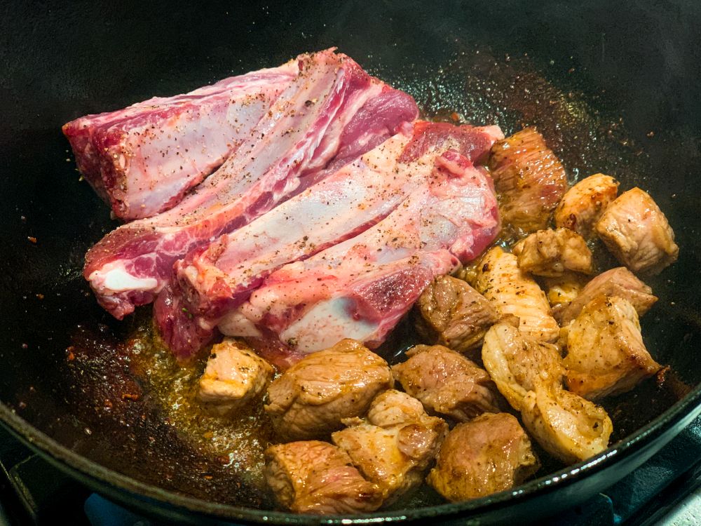 Feijoada - varkensvlees aanbraden