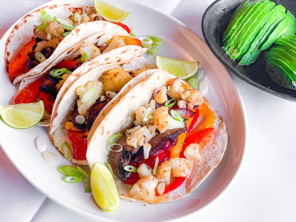 Vegan fajitas met avocado