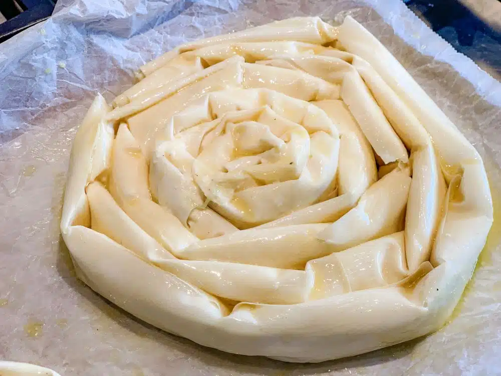 Banitsa - filodeeg insmeren met roomboter
