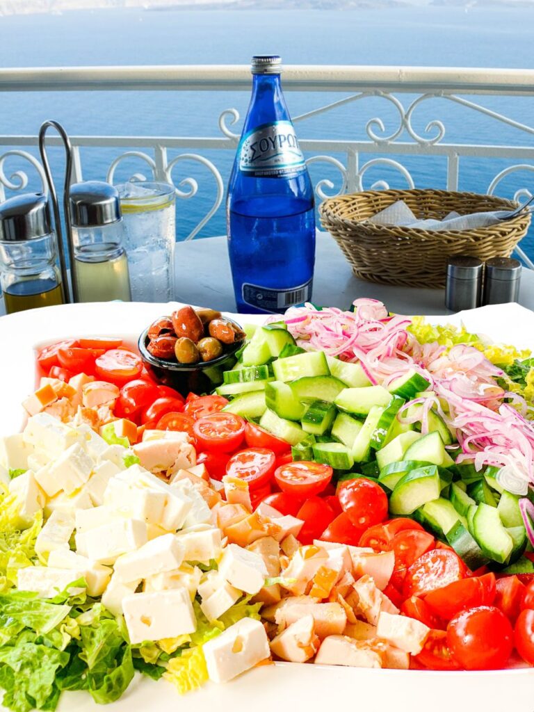 even wegdromen bij de Griekse salade aan de Griekse kust