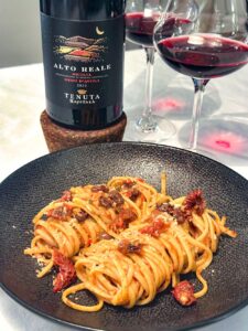 pasta alla siciliana met nero d-avola uit Sicilië