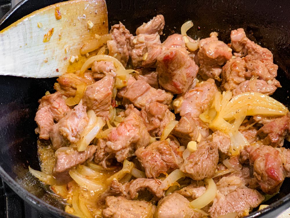 Georgische chanakhi - laag 1 lamsvlees aanbraden met ui en knoflook