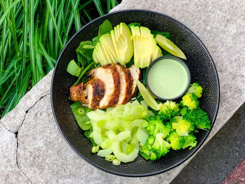 groene buddha bowl met green goddess dressing groene buddha bowl met green goddess dressing