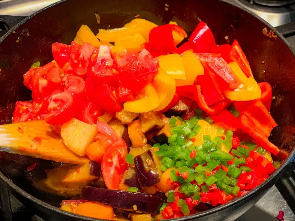 ajapsandali – tomaten paprika pepertjes toevoegen