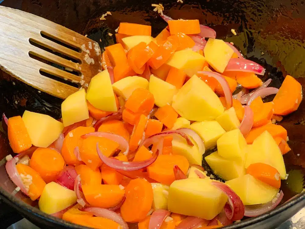 ajapsandali – wortel en aardappel toevoegen ajapsandali - wortel en aardappel toevoegen
