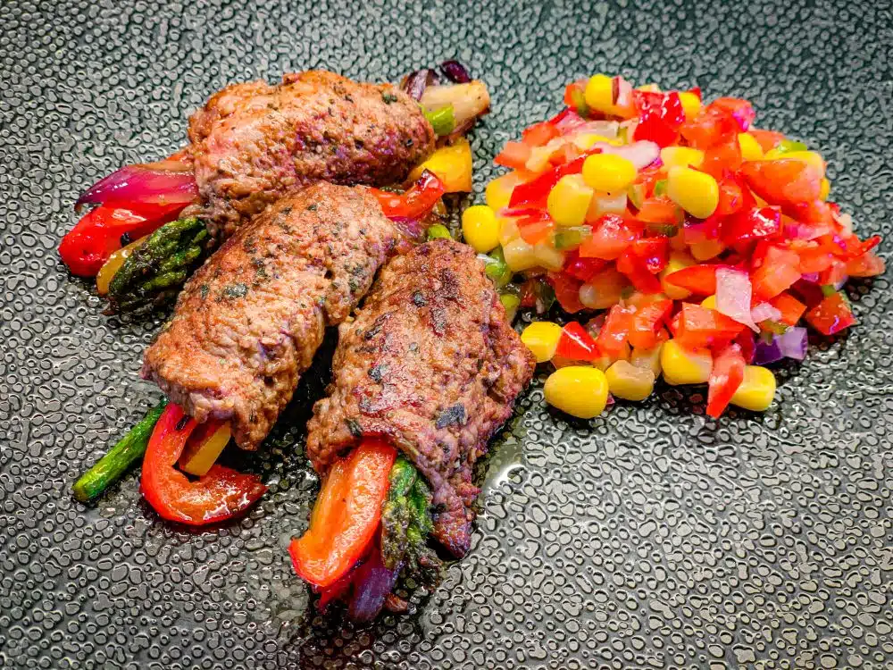 biefstukrolletjes met salsa criolla en maïs