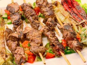 Turkse kippenlever-kebabs met gegrilde groenten