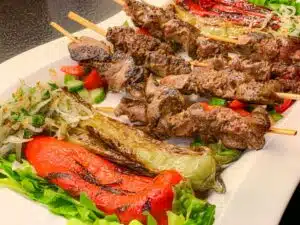 Turkse kippenlever-spiesjes met bijgerechten Turkse kippenlever-spiesjes met bijgerechten