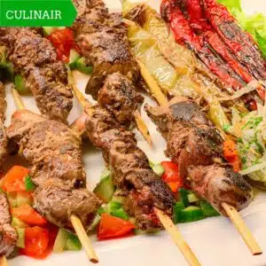 Turkse kippenlever-spiesjes met gegrilde groenten en knoflook-dille labneh Turkse kippenlever-spiesjes met gegrilde groenten en knoflook-dille labneh