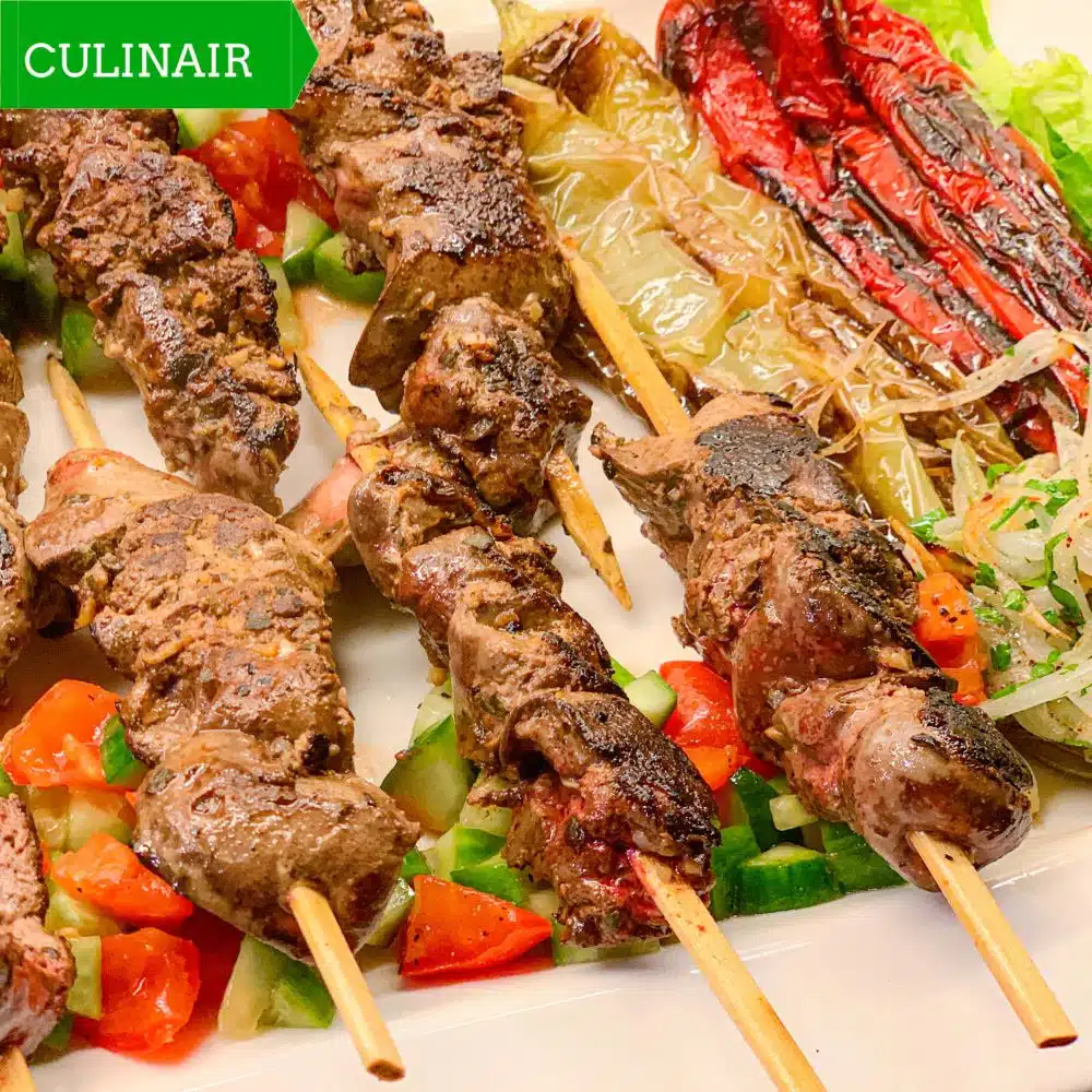 Turkse kippenlever-spiesjes met gegrilde groenten en knoflook-dille labneh