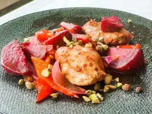 harissakip met paprika en bietjes