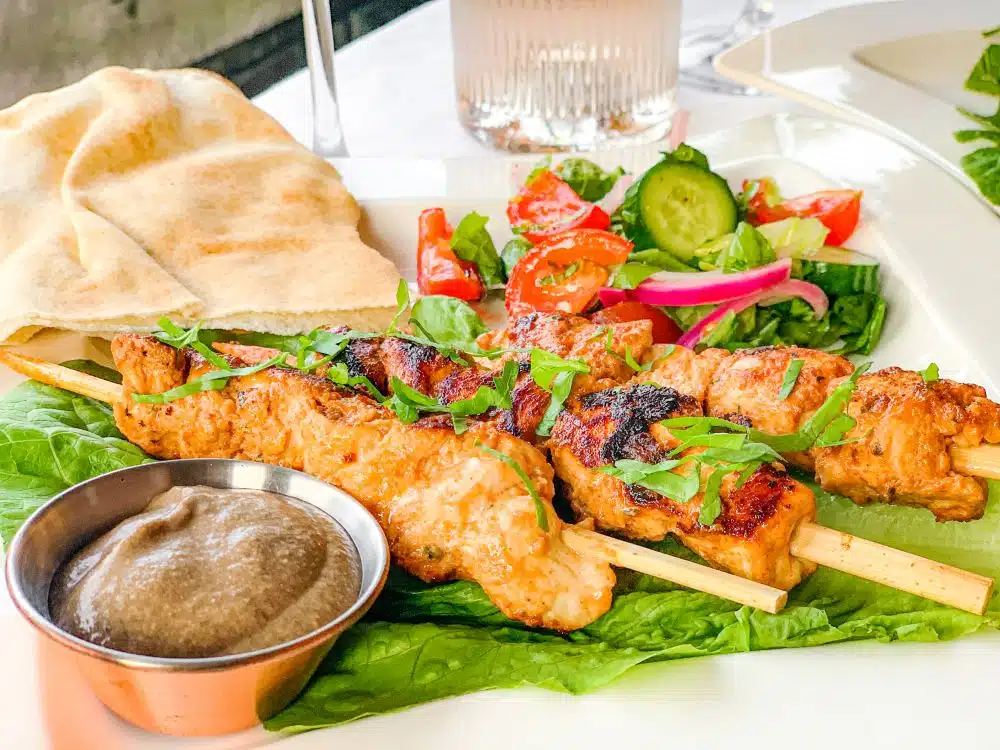shish taouk met toum van witte en zwarte knoflook