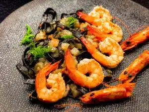 gambas en zwarte pasta