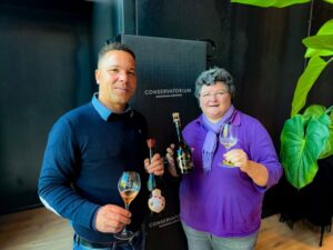 Champagne Dauby Mère & Fille Acht generaties wijnbouwers en 4 generaties wijnmakers met wijngaarden in Aÿ (Vallée de la Marne) vanaf 1930. De klaproos staat symbool voor hun bedrijf. We ontmoeten in Amsterdam Teddy Samato, de schoonzoon en echtgenoot van ‘mère & fille Dauby’. Dauby is HVE3-gecertificeerd en is voor de chardonnay in omschakeling naar biologische wijnbouw. Het bedrijf bezit 8ha, waarvan 1ha grand cru in Aÿ en 3ha premier cru in Mutigny. Ze hebben geen pinot meunier, maar concentreren zich op chardonnay en pinot noir. Ik proef o.a. hun volle instapper Cuvée Réserve (ch/pn, basisjaar 2017 plus maar luefst 60% reservewijn), de volle rijpe Cuvée Grand Réserve premier cru (40% chardonnay | 60% pinot noir; basis 2016 met 60% reservewijn), de zeer mooie 2014 millesimé premier cru (50% chardonnay | 50% pinot noir; fris, droog en met mooie gisttonen) en de 2012 Blanc de Noirs grand cru extra brut (100% pinot noir) en de Cuvée Guy Dauby grand cru (100% pinot noir). Een heel fijne serie.