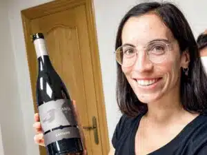Angela Castaño Lorenzo met de wijn Santa genaamd naar haar grootmoeder