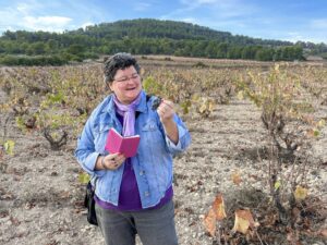 Ingrid Larmoyeur in de wijngaard van Barahonda in Yecla