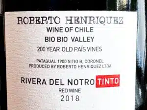 Roberto Henríquez – 200 year old país vines