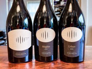 Ik wist al dat wijnen uit Alto Adige / Südtirol heel mooi kunnen zijn. Deze mini-proeverij met vijf wijnen bewijs dat eens te meer. En gelukkig heb ik nog een fles Stoan 2021 (de witte blend-wijn), de Maglen 2020 (een pinot noir riserva) en de Urban 2020 (een lagrein riserva) liggen! Allemaal uit de Selections-serie. Die ga ik binnenkort allemaal met een mooi gerecht combineren! Hoe de site en mijn socials (@vinissima op Instagram en www.facebook.com/VillaVinissima) dus in de gaten!