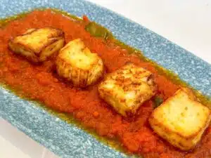 queso frito con tomate