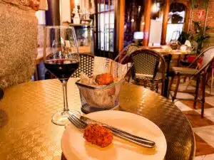 tapas en garnacha bij Lamucca in Madrid