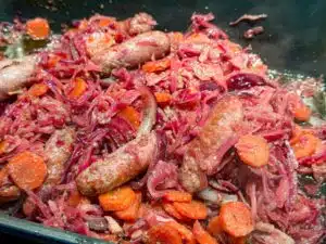 ovenschotel worstjes wortel en paarse spitskool wijnadvies van ChatGPT