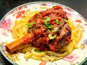 Hongaarse lamsschenkel met paprika en Spätzle