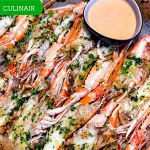 gegrilde langoustines met Marie Rose-saus Ja we hebben ons lekker uitgeleefd. We kochten oesters en een kilootje langoustines, trokken een fles champagne open en … genoten! Mag best een keertje, zelfs midden in de week. De oesters serveerden we met een vinaigrette met rode ui, witte balsamico en zwarte peper. Voor de langoustines kozen we weer een nieuwe bereiding en een saus die ik altijd al eens wilde maken: gegrilde langoustines met knoflook-kruidenboter en klassieke Marie Rose-saus. Het was een heerlijke avond!