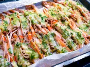 langoustines insmeren met knoflook-kruidenboter langoustines insmeren met knoflook-kruidenboter