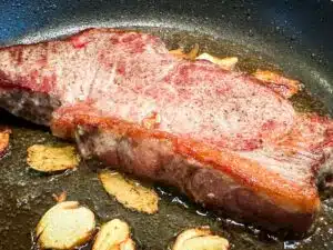 steak bakken voor Portugese steak