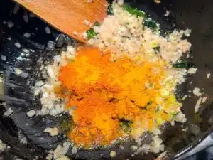 vis masala toevoegen