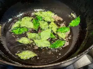 zware mosterdzaadjes en kerrieblaadjes fruiten